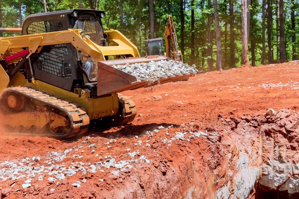 Construcții industriale zone rezidențiale un mic tractor de pietriș în mișcare — Fotografie, imagine de stoc