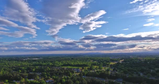 Vista aérea de uma pequena área de dormir dos telhados as casas na paisagem urbana Cidade de Boiling Springs, na Carolina do Sul — Vídeo de Stock