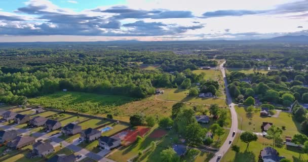 Letecký pohled na malé spací plochy střechy domů vesnice krajina v Boiling Springs Jižní Karolína USA — Stock video
