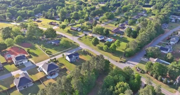 Панорамний вид на місто Бойлінг-Спрінгс, сільський краєвид невеликої спальної зони дахів будинків у Південній Кароліні США. — стокове відео