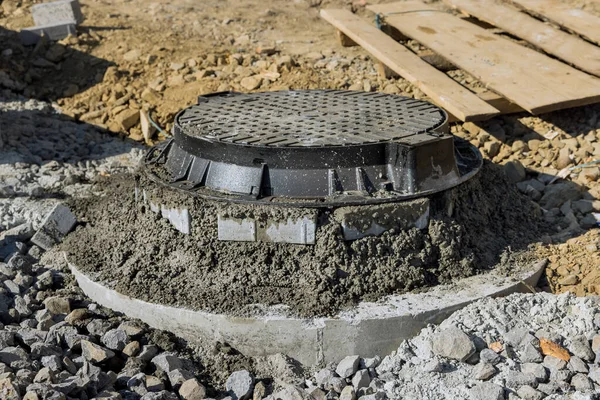 Nueva instalación de pavimentación de calles de construcción de alcantarillado con utilidad instalando pozo subterráneo alcantarillado — Foto de Stock