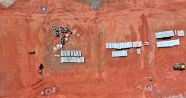 İnşaat alanındaki beton drenaj borusunda küçük kazıcı