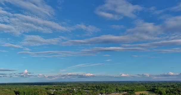 Великолепное панорамное облако на небе живописный над американским городом Инман с крышами домов между лесом — стоковое видео