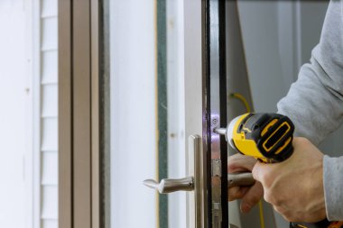 Locksmith install the door lock in house.