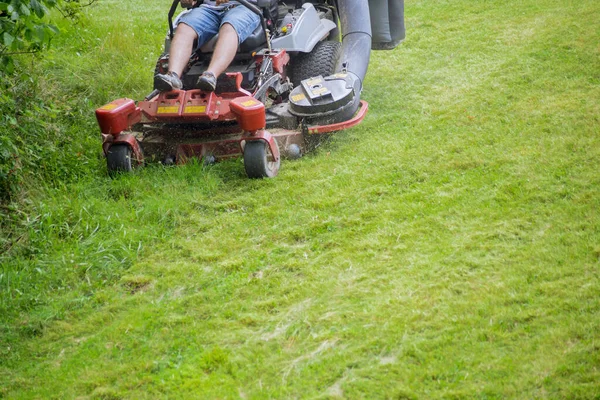 Machine voor het maaien van gazons mover op groen gras in de tuin — Stockfoto