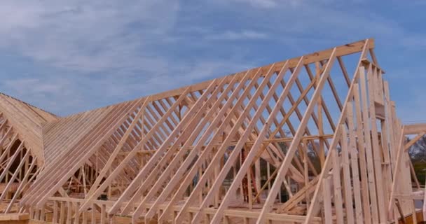 Roofing memasang balok atap rumah untuk atap yang sedang dibangun — Stok Video