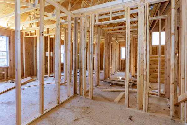 Fragmento de un nuevo hogar en construcción vigas de madera enmarcadas —  Fotos de Stock