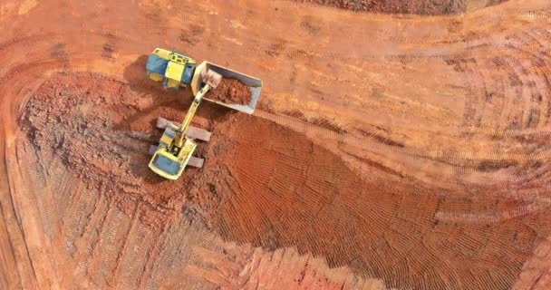 推土机在铲平一层土，挖掘机在挖和倾倒泥土以便装上倾卸卡车 — 图库视频影像
