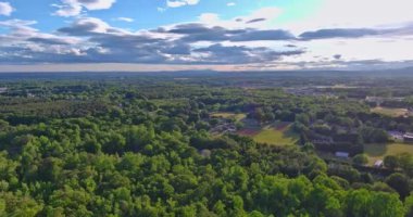 Orman çevresindeki güzel kasabadaki yerleşim alanlarının hava manzarası Inman, Güney Carolina ABD