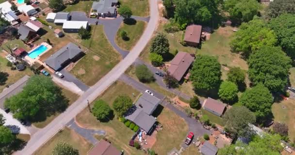 Panorama vista de la pequeña ciudad americana Inman las casas techos urbanización barrio zona suburbana — Vídeo de stock