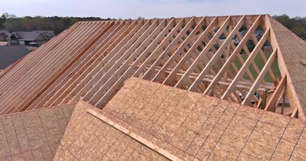 A construção de telhado de madeira uma construção de sobreposição de telhados de madeira. — Vídeo de Stock