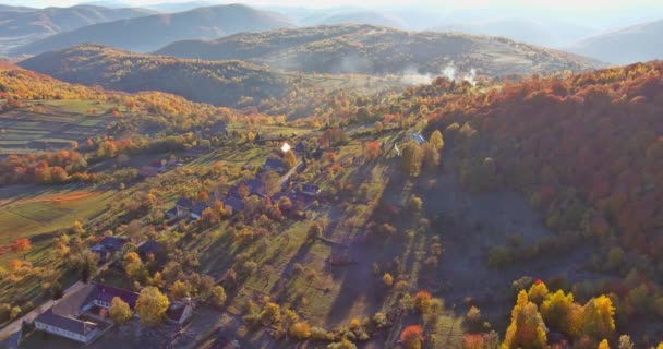 Malowniczy panoramiczny widok z góry rano jesienny krajobraz — Wideo stockowe