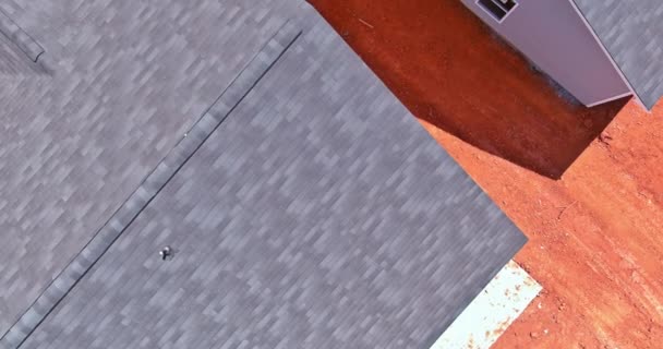 屋根の屋上工事屋根付きアスファルトの帯状疱疹屋根の建設新しい家 — ストック動画