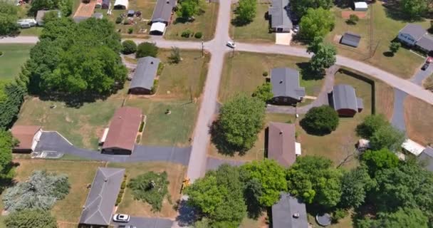 Tájkép nyár a hálóhely egy amerikai kisváros, kilátással a magasból Inman, Dél-Karolina — Stock videók