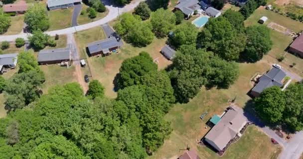 Widok z lotu ptaka na małe amerykańskie miasteczko Inman osiedle domów mieszkalnych w Południowej Karolinie USA — Wideo stockowe