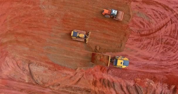 Letecký pohled na průmyslový transportér v procesu práce vykopává zem a vylévá ji na terénní vůz — Stock video