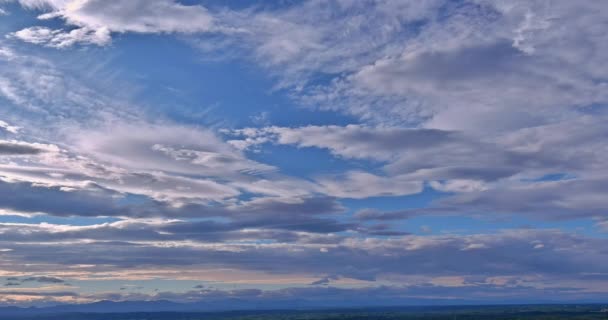 Piękny panoramiczny zachód słońca niebo nad chmurami z dramatycznym światłem — Wideo stockowe