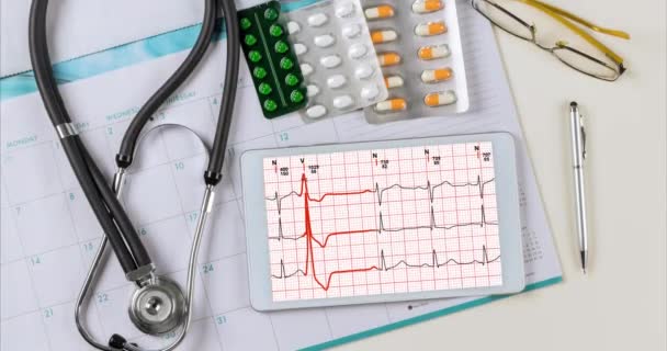 Ιατρικό γραφείο του γιατρού worktable με καρδιογράφημα της καρδιάς του κύματος στην καρδιογραφία ανάλυση έκθεση της καρδιάς του ασθενούς σε ψηφιακό δισκίο — Αρχείο Βίντεο