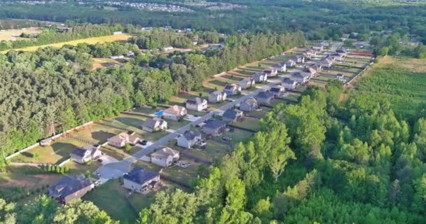Luchthoogte uitzicht op de residentiële straten landschap Boiling Springs stad van klein dorp in South Carolina USA — Stockvideo