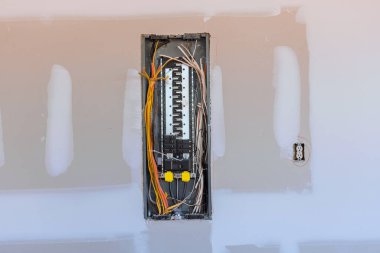 Elektrik şalterli elektrik santrali olan yeni ev inşaatı.