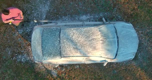 Limpieza del coche con espuma de lavado de coches en autoservicio — Vídeo de stock