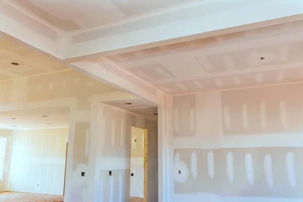 Acabamento de massa de vidraceiro nas paredes do quarto na renovação do apartamento casa remodelação nova casa vazia apartamento quarto — Fotografia de Stock