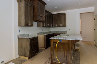 Mutfak mobilyaları asma dolabına kurulmuş.