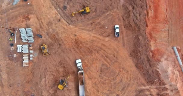 Voorbereiding van de bouw van residentiële huis van graafmachine truck zijn het laden van de bodem een dump truck — Stockvideo