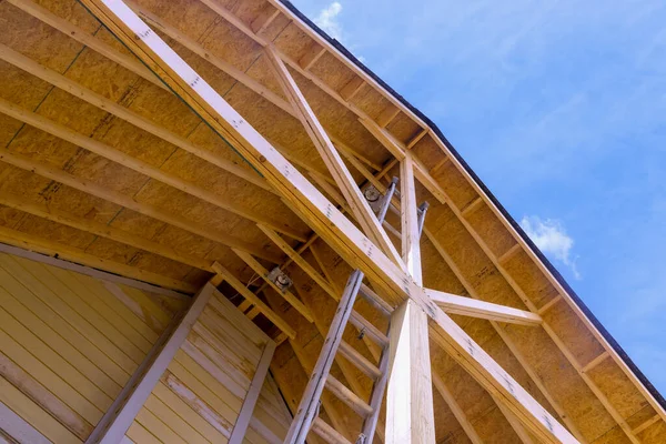 Novo telhado em construção viseira do alpendre — Fotografia de Stock