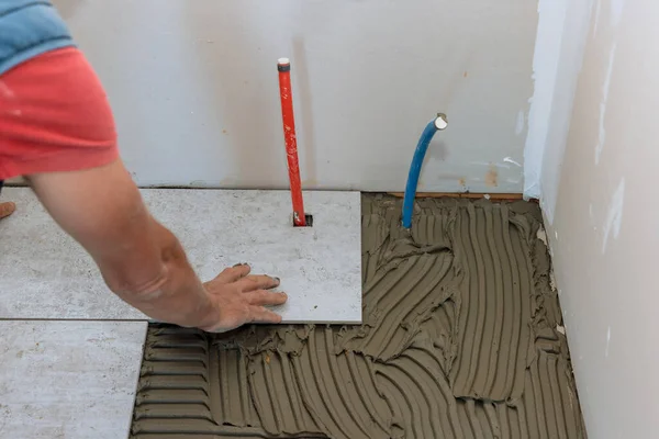 Instalación de baldosas con tiler colocación de baldosas de porcelana — Foto de Stock