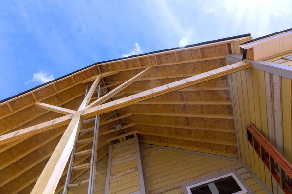 Casa in legno con visiera tetto nuova casa — Foto Stock