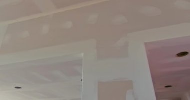 İnşaat halindeyken, yeni evin duvarları alçıpan döşeniyor.