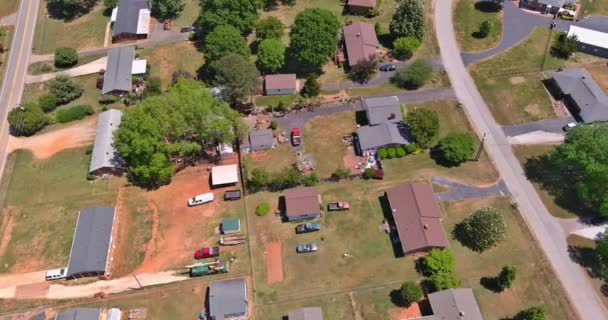 Inman de la pequeña ciudad americana con casas techos y caminos un paisaje de vista aérea — Vídeo de stock