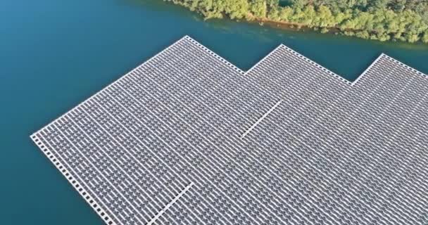 Solpaneler som flyter på öppet vatten alternativ till markmonterade solsystem — Stockvideo