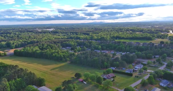 Aerial view panorama a Boiling Springs kleine stad van residentiële wijk bij voorstedelijke ontwikkeling in South Carolina USA — Stockvideo