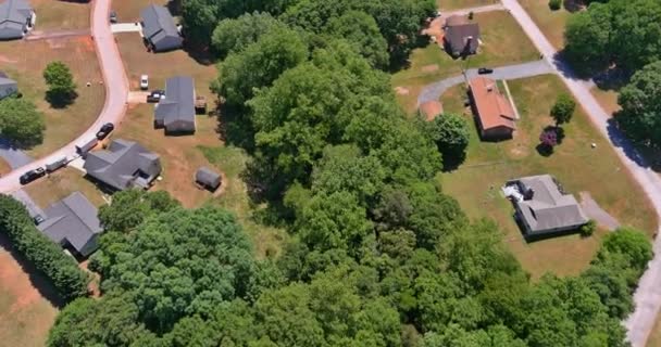 Pequeño pueblo americano Inman, con casas y caminos en el paisaje de vista aérea en Carolina del Sur EE.UU. — Vídeo de stock