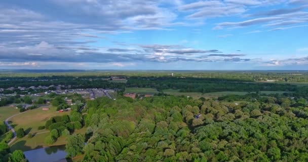 緑の公園の近くで郊外開発でインマンの小さな町の空中ビューパノラマ｜南カロライナ州 — ストック動画