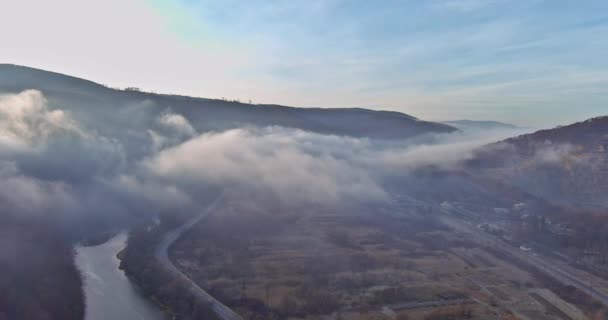 Gyönyörű panoráma a légi kilátás ősszel erdős hegyi lejtőn a reggeli köd — Stock videók