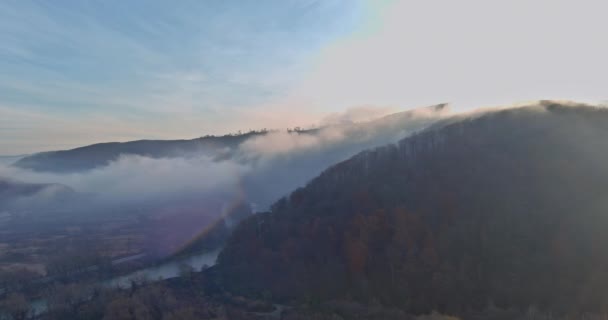Misty herfst bergwoud landschap in de ochtend — Stockvideo