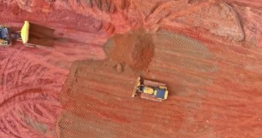 İnşaat alanındaki kaldırma yükleme alanında kova emekleme kazıcısı