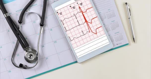 Médecin lieu de travail avec un stéthoscope électrocardiogramme lectures de la fréquence cardiaque — Video