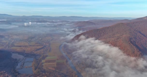 Poranna mgła jesienne liście z doliną między górami — Wideo stockowe