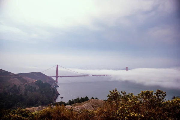 Golden Gate Bridge of San Francisco, California the warm colorful foggy light of an early morning — Stock Photo, Image