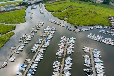 New Jersey 'de birçok teknesi olan liman manzarası.