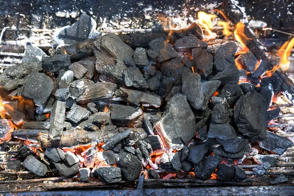 Flammen Aus Brennendem Holzkohlegrill Lagerfeuer Auf Dem Grill — Stockfoto