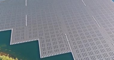 Göl üzerinde yüzen güneş platformunun aternatif yenilenebilir enerji ile hava görüntüsü