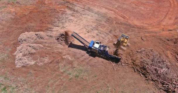 Industrial Shredder Machine Work Conveyor Roots Shredding Producing Wood Chips — Vídeos de Stock