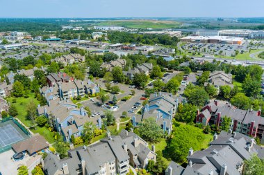 ABD 'deki banliyö yerleşiminin manzaralı manzarası. Doğu Brunswick, New Jersey ABD' de 18 karayolu yakınında güzel bir kasaba müstakil evleri var.