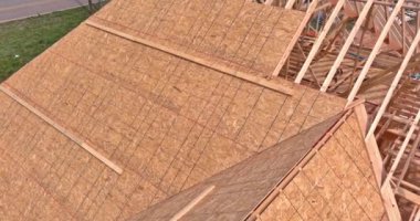 İnşaat alanında yeni inşa edilmiş ahşap iskelet çatı katı manzarası