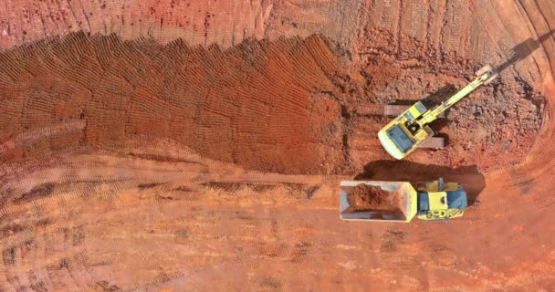 掘削機での土工作業の掘削機は 重機を移動地球の最上部ビューの建設現場でトレンチを掘る — ストック動画